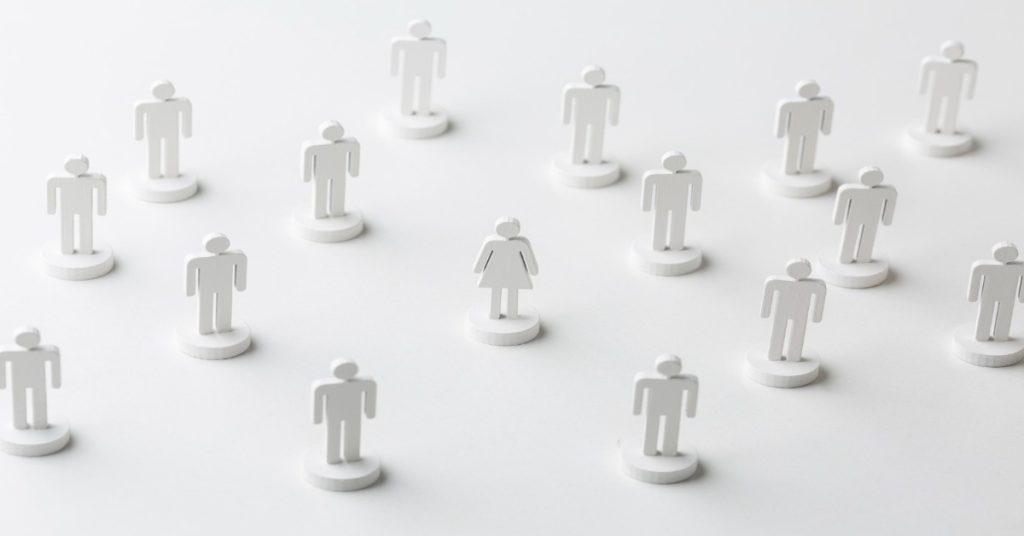 White figurines representing people, representing sample size for different probability sampling methods. 