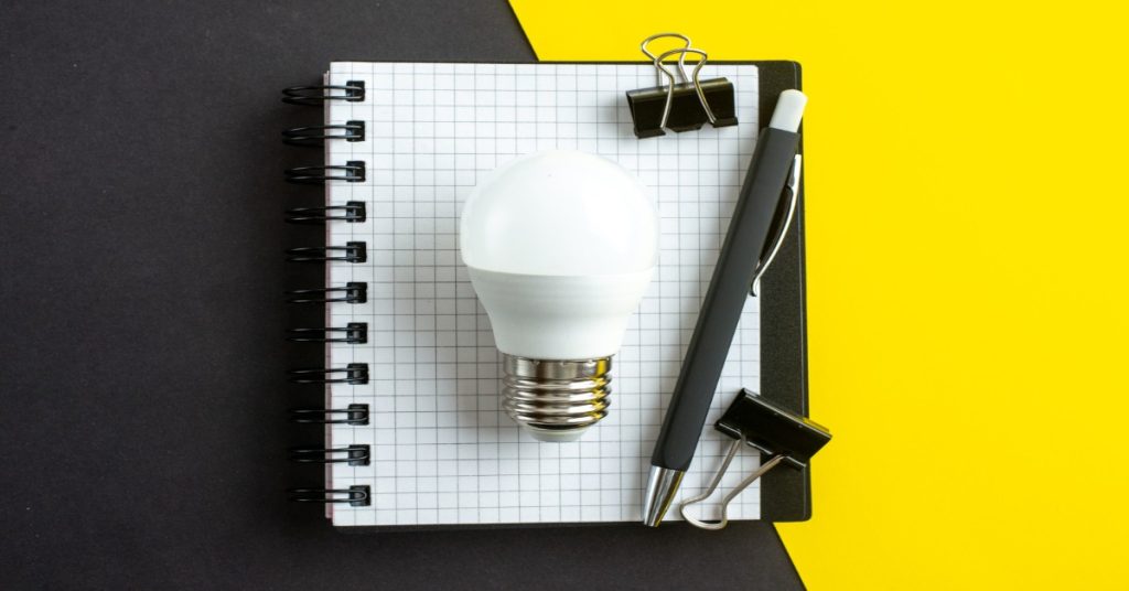 White light bulb on a yellow and black background with clip art and notepad, illustrating practical tips for random sampling online.